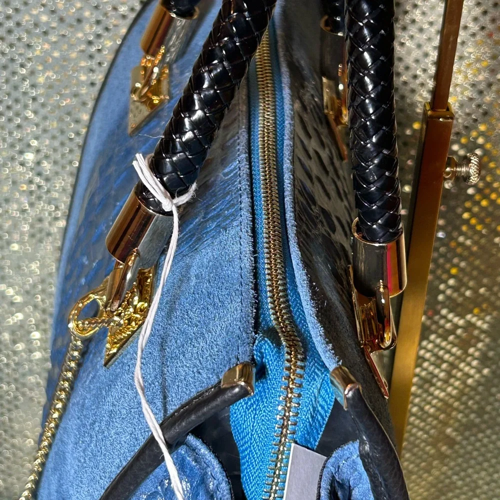 Borse in Pelle Blue Croc-Embossed Suede & Leather Bag Approx. 12” x 10” x 4” NWT - Picture 15 of 15